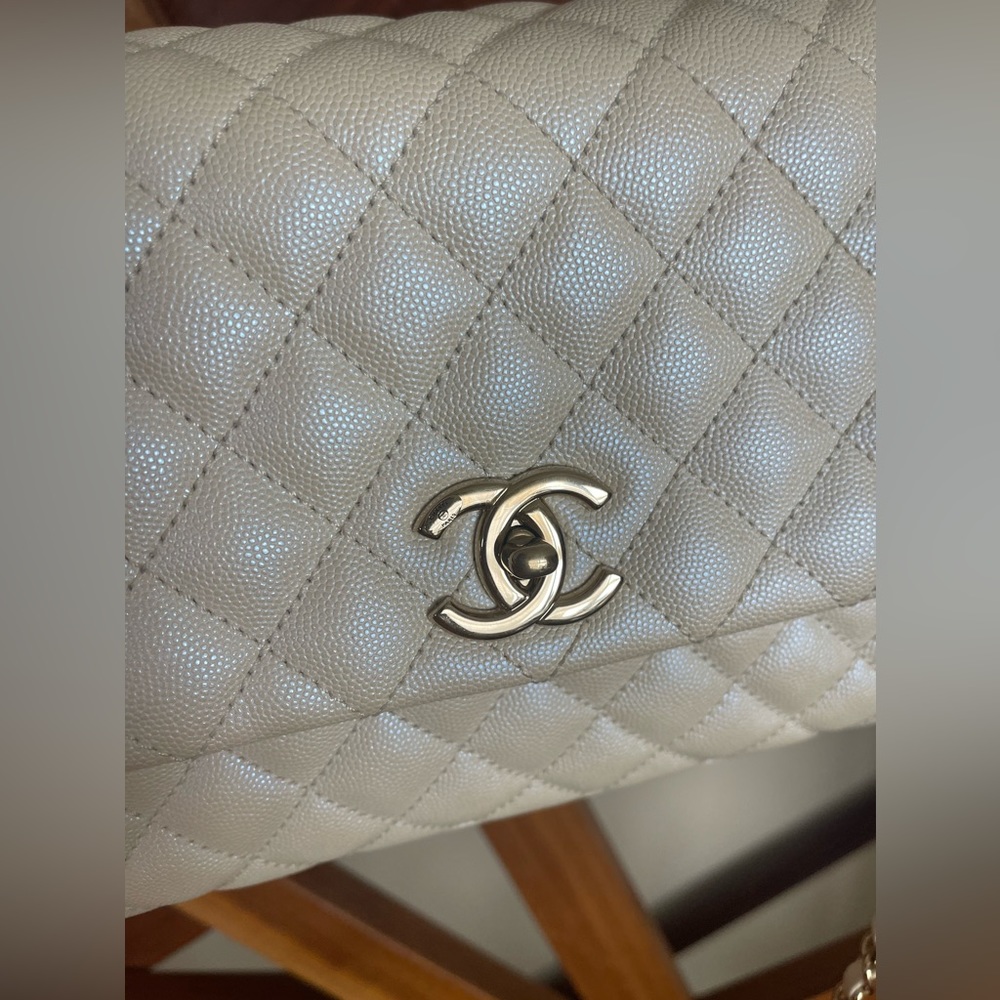 CHANEL 20K Iridescent White Caviar Quilted Coco Handle - Picture 3 of 9